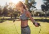 Los 6 mejores ejercicios para saltar la cuerda para quemar grasa rápidamente, dicen los expertos: come esto, no eso – Come esto, no eso