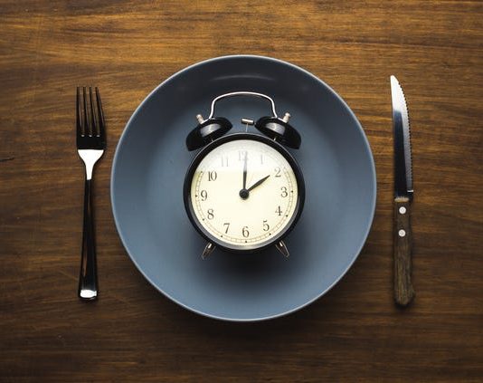 Por qué el ayuno intermitente y el ejercicio tienen un gran impacto en tu salud El ayuno intermitente se refiere a un estilo de alimentación en el que uno come dentro de un período de tiempo específico y ayuna el resto del tiempo.