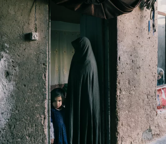 A través del matrimonio infantil o la adopción paga, las niñas afganas son las más afectadas por la crisis económica de los talibanes A través del matrimonio infantil o la adopción paga, las niñas afganas son las más afectadas por la crisis económica de los talibanes