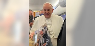 El Papa Francisco recibe una carta de la familia del camarógrafo de Fox News, Pierre Zakrzewski: 'Él está allá arriba'
