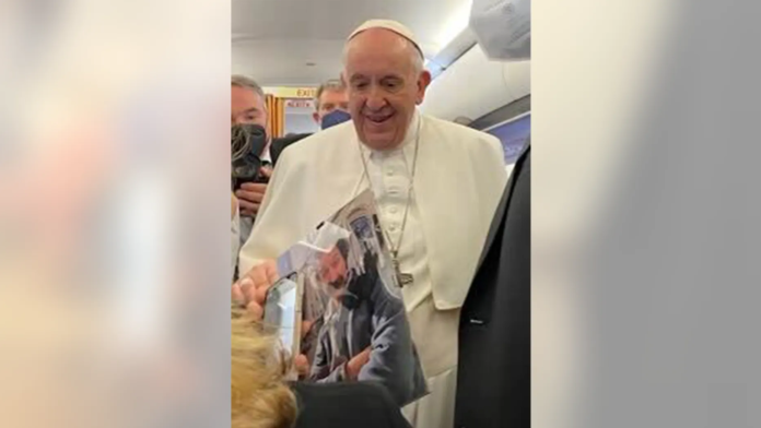 El Papa Francisco recibe una carta de la familia del camarógrafo de Fox News, Pierre Zakrzewski: 'Él está allá arriba'
