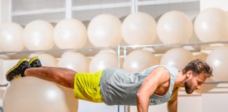 Los 3 mejores ejercicios con balones de estabilidad para reducir la grasa abdominal rápidamente, dice un entrenador: come esto, no eso
