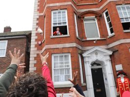 Tradición de 400 años se lleva a cabo en la ceremonia de toma de alcalde de Harwich Tradición de 400 años se lleva a cabo en la ceremonia de toma de alcalde de Harwich