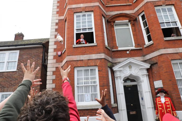 Tradición de 400 años se lleva a cabo en la ceremonia de toma de alcalde de Harwich
