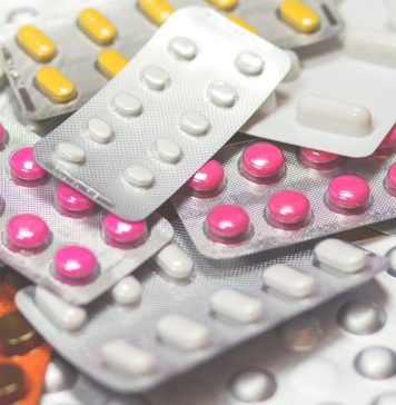 Dos jóvenes fueron trasladados de urgencia al hospital después de tomar fuertes medicamentos recetados para tratar el dolor de espalda severo y las migrañas.
