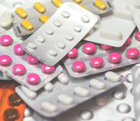 Dos jóvenes fueron trasladados de urgencia al hospital después de tomar fuertes medicamentos recetados para tratar el dolor de espalda severo y las migrañas.
