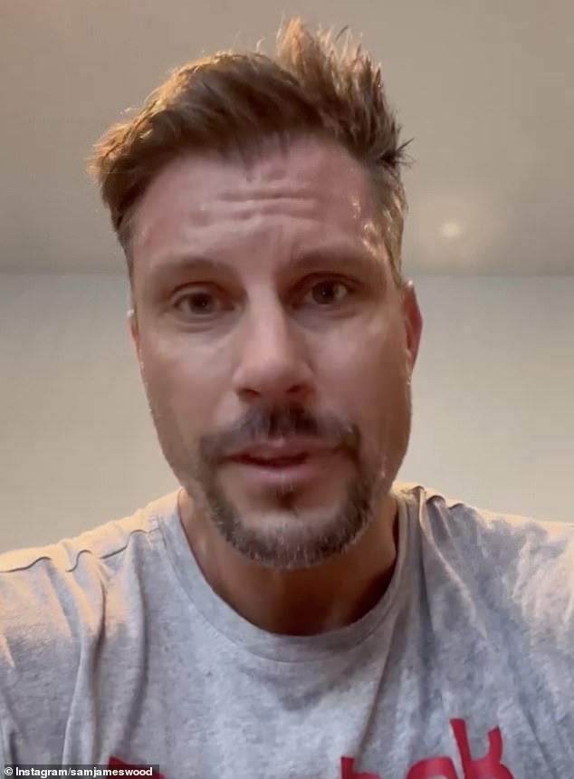 El licenciado Sam Wood desmintió el mito más común sobre el ejercicio, mientras completaba un entrenamiento intenso dentro del gimnasio de su casa.