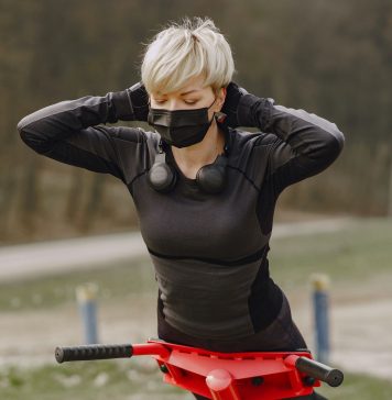 The back extension machine relies on gravity to provide resistance. (Image via Pexels/Gustavo Fring)