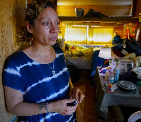 ¿Cómo es la vida en un estacionamiento seguro para personas sin hogar las 24 horas del día, los 7 días de la semana? ‘Esto no es un campamento de casas rodantes’ ¿Cómo es la vida en un estacionamiento seguro para personas sin hogar las 24 horas del día, los 7 días de la semana? 'Esto no es un campamento de casas rodantes'