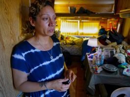 La vida en un estacionamiento seguro 24/7 para personas sin hogar
