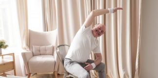 Ejercicio viable de yoga en silla en línea para adultos mayores aislados con demencia
