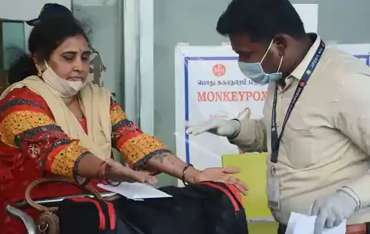 Mint Explainer: ¿Pueden las lecciones de Covid ayudar a combatir la viruela del mono? A traveller being inspected at Chennai airport. Earlier, monkeypox spread beyond Africa due to international travel. Photo: ANI