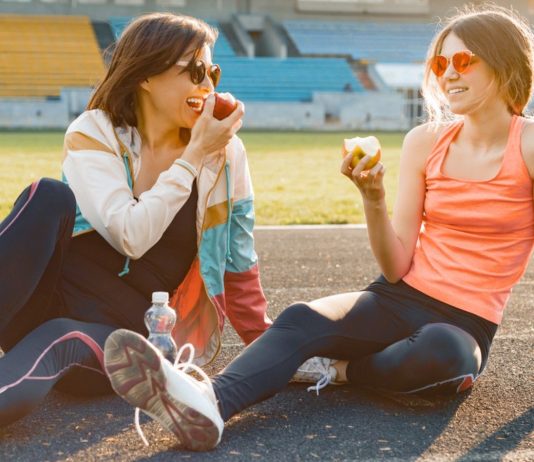 El ejercicio no reemplaza los alimentos saludables que su cuerpo necesita Exercise Doesn't Replace Healthy Food Your Body Needs