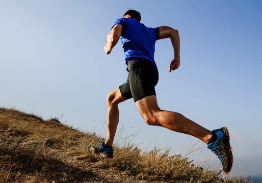 Un nuevo estudio de ejercicio encontró que lograr un total de 75 minutos cada semana de actividad vigorosa o 150 minutos de actividad moderada durante uno o dos días a la semana produjo beneficios para la salud similares a los de hacer la misma cantidad de ejercicio durante tres a cinco días a la semana.