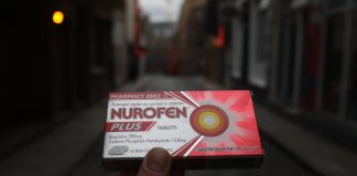 Estaba tomando 48 tabletas de Nurofen Plus al día. Estaba enganchado, dice un hombre de 30 años, con una advertencia sombría.
