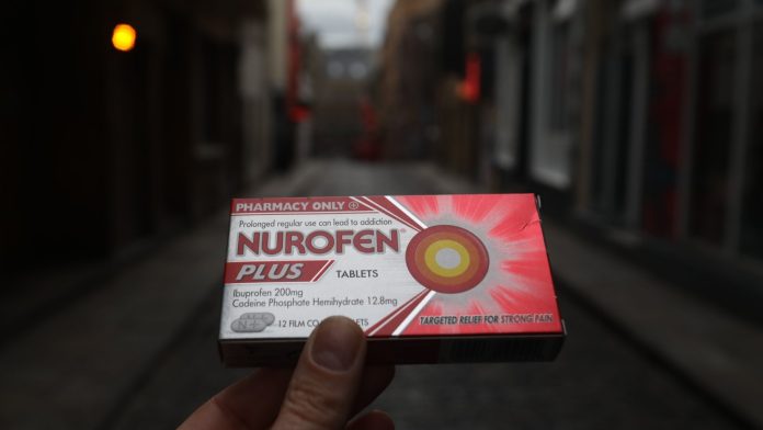 Estaba tomando 48 tabletas de Nurofen Plus al día. Estaba enganchado, dice un hombre de 30 años, con una advertencia sombría.
