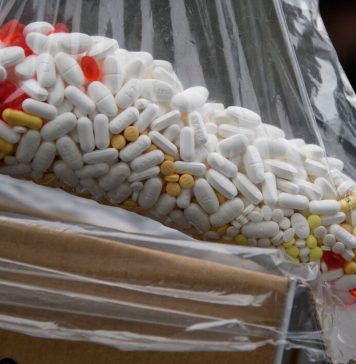 Nuevo libro narra cómo la industria de opioides de Estados Unidos operaba como un cartel de la droga
