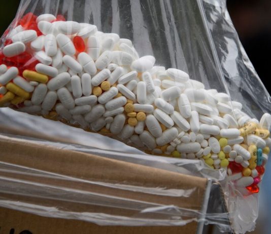 Nuevo libro narra cómo la industria de opioides de Estados Unidos operaba como un cartel de la droga
