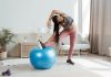8 aplicaciones de pelotas de ejercicio que pueden mejorar tu fuerza, resistencia y equilibrio woman using blue exercise ball to stretch her legs