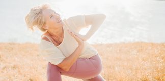 Lo que dice la ciencia sobre los hábitos de yoga que retardan el envejecimiento: come esto, no aquello
