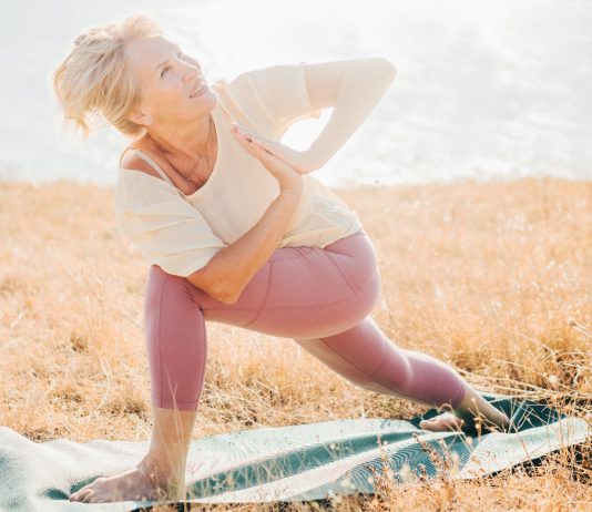 Lo que dice la ciencia sobre los hábitos de yoga que retardan el envejecimiento: come esto, no aquello
