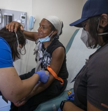 El condado de Los Ángeles lanza clínicas móviles del tamaño de un semirremolque
