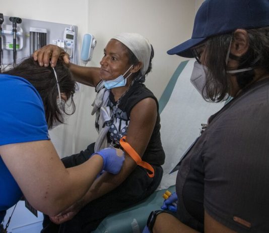 El condado de Los Ángeles lanza clínicas móviles del tamaño de un semirremolque
