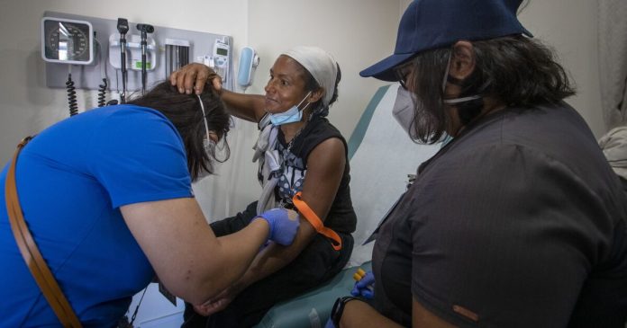 El condado de Los Ángeles lanza clínicas móviles del tamaño de un semirremolque
