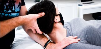 Fisioterapeuta profesional en Vancouver Physiotherapy Hub ayuda a aliviar el dolor y la incomodidad para ayudar a los pacientes a volver a vivir activamente.
