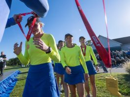 Castle Girls Golf termina segundo en finales estatales Las jugadoras de Castle High School aceptan sus medallas por el empate en el segundo lugar con Center Grove High School durante el último día de competencia en el 50.º torneo del Campeonato Estatal de Golf Femenino Anual de IHSAA, el sábado 1 de octubre de 2022, en Prairie View Golf Club en Carmel , Indiana