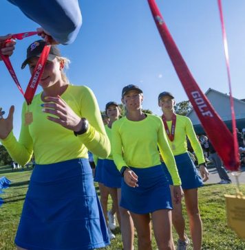 Las jugadoras de Castle High School aceptan sus medallas por el empate en el segundo lugar con Center Grove High School durante el último día de competencia en el 50.º torneo del Campeonato Estatal de Golf Femenino Anual de IHSAA, el sábado 1 de octubre de 2022, en Prairie View Golf Club en Carmel , Indiana
