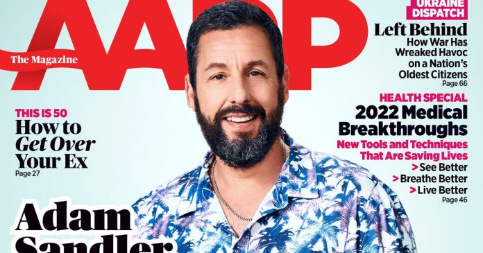 Adam Sandler aparece en la portada de la revista AARP, lo que nos hace sentir a todos tan viejos
