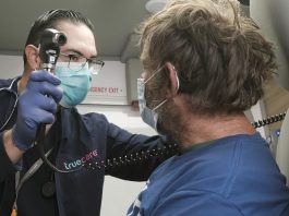 Clínica móvil llega para brindar atención médica a personas sin hogar en Oceanside
