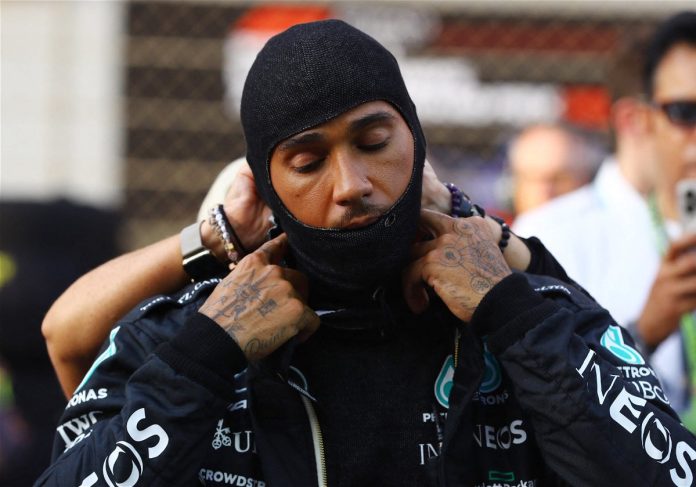 “Quedó expuesto con fuerza”: los fanáticos rivales echan sal en las heridas de Lewis Hamilton y Toto Wolff mientras las primeras promesas hacen un doloroso regreso
