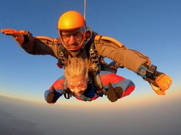 La abuela que perdió las piernas debido a un extraño coágulo de sangre saltó en paracaídas desde 15,000 pies desde un avión para financiar su independencia
