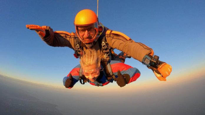 La abuela que perdió las piernas debido a un extraño coágulo de sangre saltó en paracaídas desde 15,000 pies desde un avión para financiar su independencia
