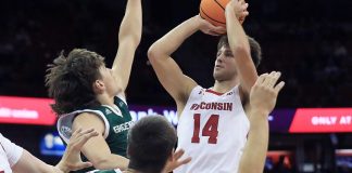 El baloncesto masculino de Wisconsin avanza a duras penas mientras los máximos goleadores tienen una mala noche
