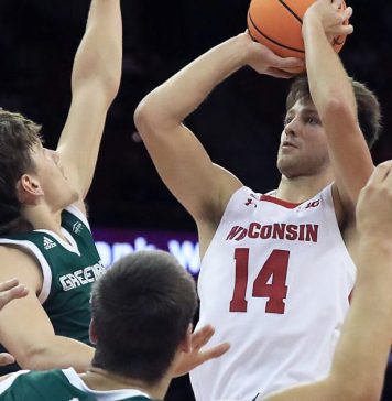 El baloncesto masculino de Wisconsin avanza a duras penas mientras los máximos goleadores tienen una mala noche
