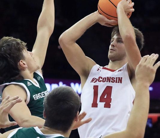 El baloncesto masculino de Wisconsin avanza a duras penas mientras los máximos goleadores tienen una mala noche

