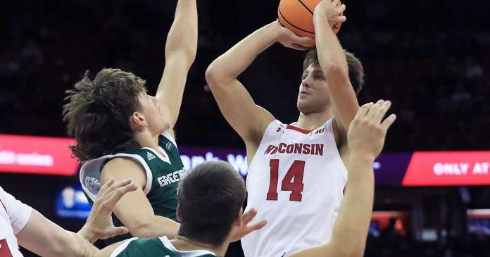 El baloncesto masculino de Wisconsin avanza a duras penas mientras los máximos goleadores tienen una mala noche
