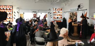 Bowen Center for the Arts organiza el exitoso evento "Witches' Tea", exhibición de colchas de otoño
