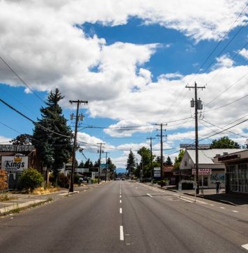 Tres personas que han llamado hogar a un refugio en un motel del noreste de Portland durante el último año temen su cierre inminente
