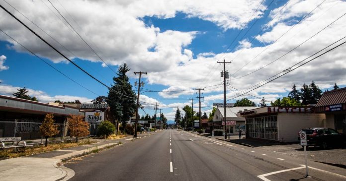 Tres personas que han llamado hogar a un refugio en un motel del noreste de Portland durante el último año temen su cierre inminente
