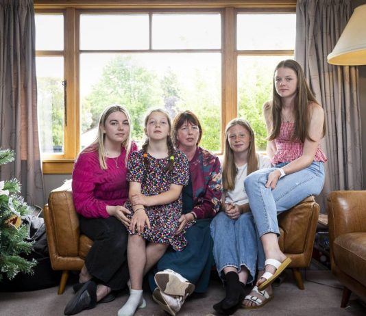 Madre de cuatro hijos con cáncer terminal frustrada con el sistema de salud en "apuros desesperados"
