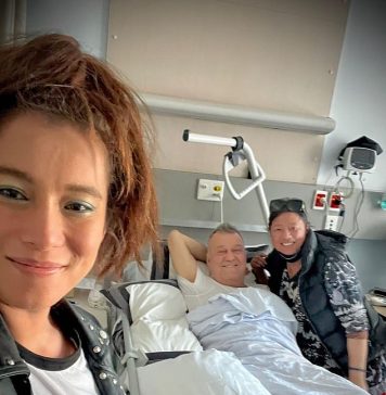 Jimmy Barnes ha actualizado a sus fanáticos mientras se recupera en el hospital luego de una cirugía de cadera urgente.  En una actualización compartida en Facebook el viernes, el rockero de 66 años convalecía en su cama de hospital junto a su esposa Jane, de 66 años, y su hija Elly-May Barnes, de 33. Todos en la foto.
