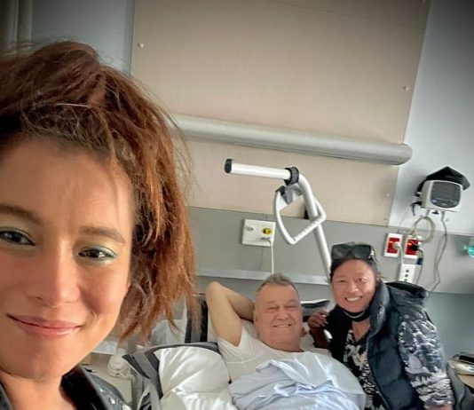 Jimmy Barnes ha actualizado a sus fanáticos mientras se recupera en el hospital luego de una cirugía de cadera urgente.  En una actualización compartida en Facebook el viernes, el rockero de 66 años convalecía en su cama de hospital junto a su esposa Jane, de 66 años, y su hija Elly-May Barnes, de 33. Todos en la foto.