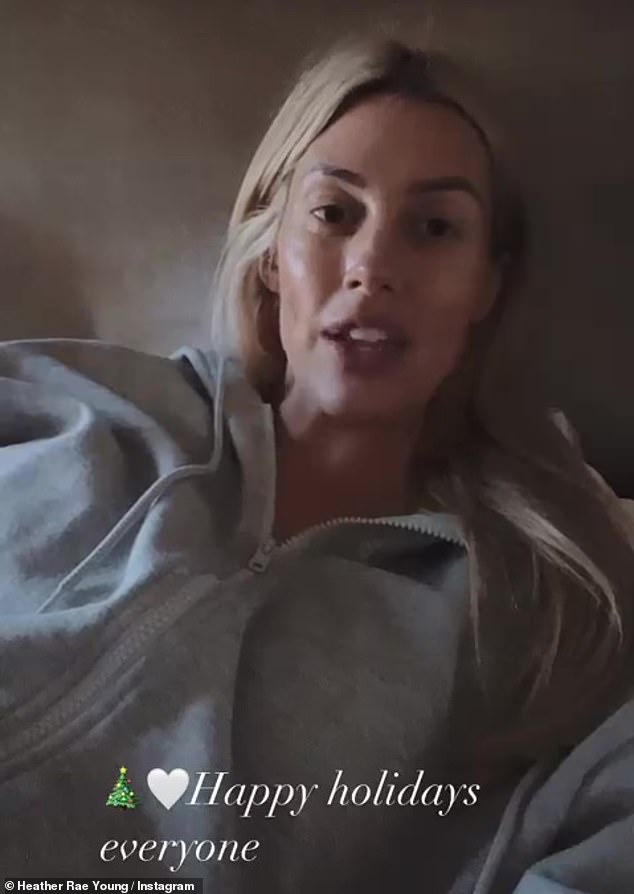 Actualización rápida: Heather Rae Young, de 35 años, ha estado en reposo en cama por orden del médico mientras lidiaba con el dolor del nervio ciático, pero se tomó el tiempo para compartir los saludos de la temporada.