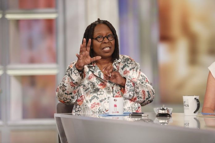 Los fanáticos de 'The View' están preocupados por la salud de Whoopi Goldberg después del desliz en el aire
