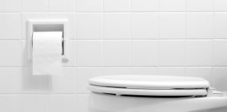  ¿Su dispositivo móvil está afectando el tiempo que está en el baño?  Expertos revelan riesgos para la salud
