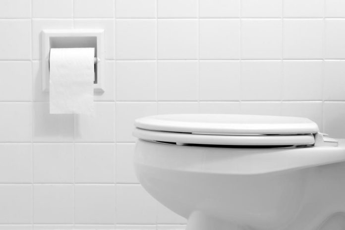  ¿Su dispositivo móvil está afectando el tiempo que está en el baño?  Expertos revelan riesgos para la salud
